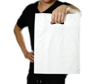 Beyaz bir plastik torba tutan bir adam. Yakın çekim. Beyaz arka plan üzerinde izole.