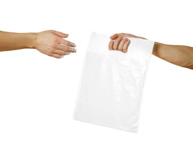 Bir erkek eli beyaz bir plastik torba geçer. Yakın çekim. Beyaz arka plan üzerinde izole.