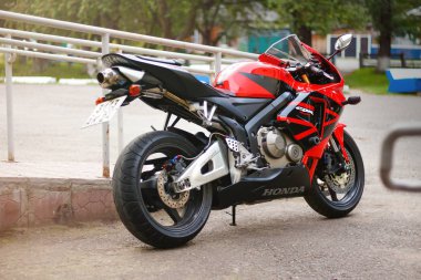 Krasnoyarsk, Rusya - 27 Mayıs 2018: Kırmızı ve siyah sportbike Honda Cbr 600 Rr 2005 Pc37