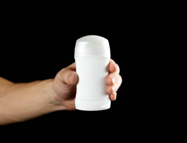 El holding beyaz terlemeyi önleyici. Yakın çekim. Siyah arka plan üzerine izole.