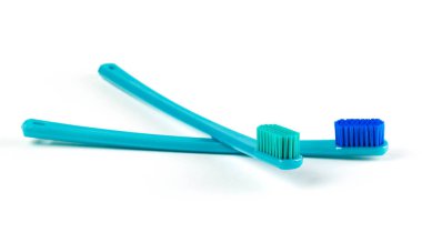 İki güzel mavi diş fırçası. Yakın çekim. Beyaz arka plan üzerinde izole.