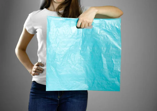 Дівчина Тримає Світло Блакитний Пластиковий Пакет Близько Ізольований Фон — стокове фото