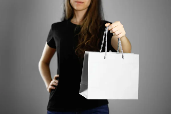 Chica Sosteniendo Una Bolsa Regalo Papel Gris Cerca Fondo Aislado —  Fotos de Stock