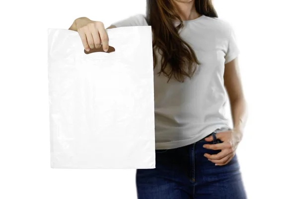 Chica Sosteniendo Una Bolsa Plástico Blanco Cerca Fondo Aislado — Foto de Stock