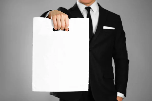 Podnikatel Černém Obleku Drží Bílý Plastový Sáček Zblízka Izolované Pozadí — Stock fotografie