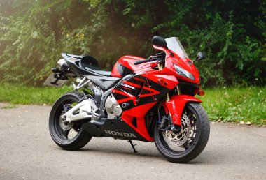 Krasnoyarsk, Rusya - 27 Mayıs 2018: Kırmızı ve siyah sportbike Honda Cbr 600 Rr 2005 Pc37