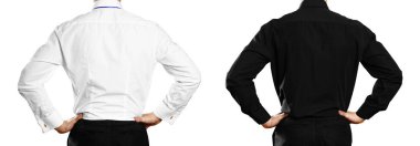 Rozeti olan bir siyah ve beyaz gömlekli bir adam. Geri. Yakın çekim. Beyaz arka plan üzerinde izole.