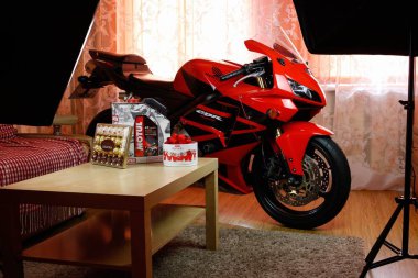 Krasnoyarsk, Rusya - 6 Mart 2019: Kırmızı ve siyah sportbike tatlım