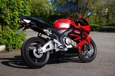 Krasnoyarsk, Rusya - 25 Mayıs 2018: Kırmızı ve siyah sportbike Hond