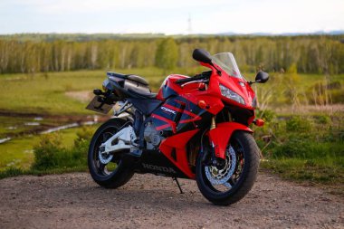 Krasnoyarsk, Rusya - 25 Mayıs 2018: Kırmızı ve siyah sportbike Hond