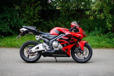 Krasnoyarsk, Rusya - 25 Mayıs 2018: Kırmızı ve siyah sportbike Hond