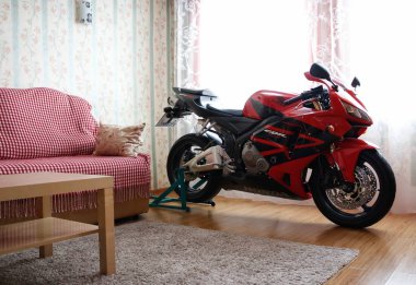 Krasnoyarsk, Rusya - 6 Mart 2019: Kırmızı ve siyah sportbike tatlım