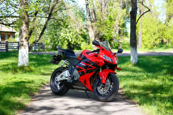 KRASNOYARSK, RUSIA - 25 DE MAYO DE 2018: Red and black sportbike Hond — Foto de Stock