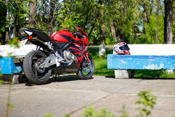 Κρασνογιάρσκ, Ρωσία - 25 Μαΐου 2018: Κόκκινο και μαύρο sportbike Hond — Φωτογραφία Αρχείου
