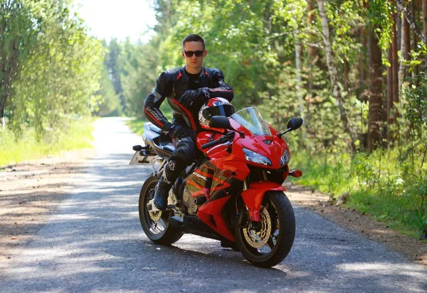 KRASNOYARSK, RUSIA - 29 de mayo de 2018: Hermosa motociclista en fu — Foto de Stock