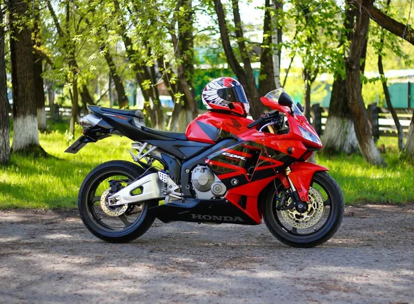 Krasnoyarsk, Rusland - 25 mei 2018: Rood en zwart sportbike Hond — Stockfoto