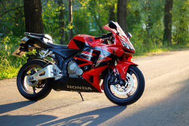 Krasnoyarsk, Rusya - 25 Mayıs 2018: Kırmızı ve siyah sportbike Hond