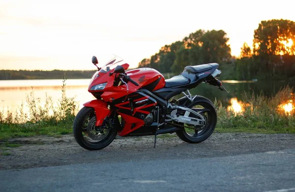 KRASNOYARSK, RUSIA - 25 DE MAYO DE 2018: Red and black sportbike Hond — Foto de Stock