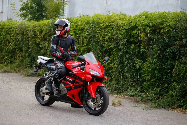 KRASNOYARSK, RUSIA - 29 de mayo de 2018: Hermosa motociclista en fu — Foto de Stock