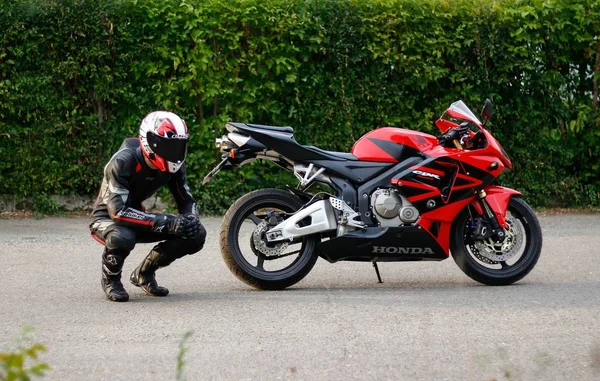 KRASNOYARSK, RUSIA - 29 de mayo de 2018: Hermosa motociclista en fu —  Fotos de Stock