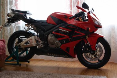 Krasnoyarsk, Rusya - 6 Mart 2019: Kırmızı ve siyah sportbike tatlım
