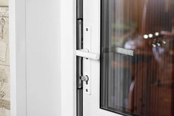 A mão de um homem abre uma porta de plástico branco. Fechar — Fotografia de Stock