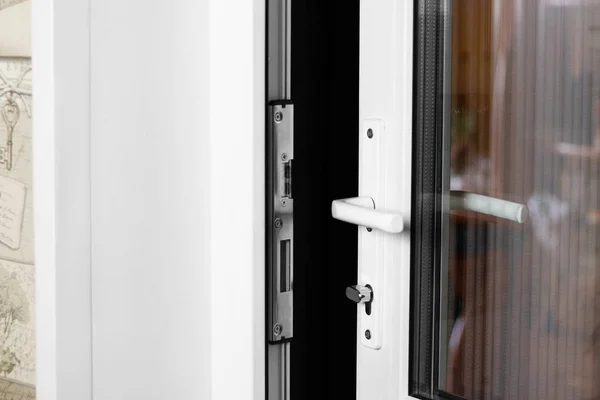 La mano de un hombre abre una puerta de plástico blanco. De cerca. — Foto de Stock