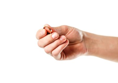 Altın bir alyans tutarak el. Kapat şunu. Beyaz ba üzerinde izole