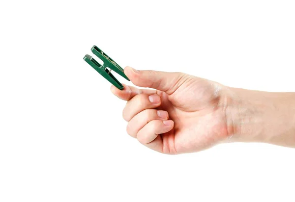 Hand houden van een groene plastic wasknijper. Close-up. Geïsoleerd op w — Stockfoto