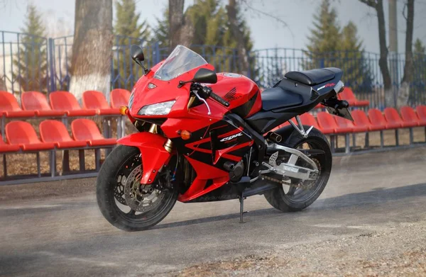 Krasnojarsk, russland - 24. März 2019: rot-schwarzes sportbike ho — Stockfoto