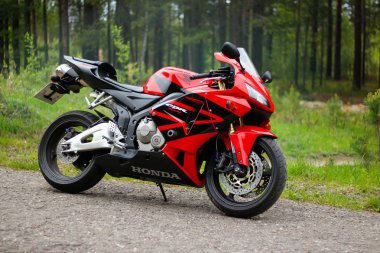 Krasnoyarsk, Rusya - 18 Nisan 2019: Kırmızı ve siyah sportbike Ho