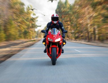 Krasnoyarsk, Rusya - 23 Nisan 2019: Güzel motosikletçi 
