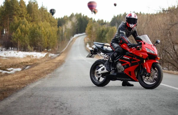 Krasnojarsk, russland - 23. April 2019: schöne Motorradfahrerin in — Stockfoto