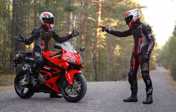 KRASNOYARSK, RÚSSIA - 23 de abril de 2019: Belo motociclista em — Fotografia de Stock