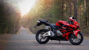 Krasnoyarsk, Rusya - 27 Mayıs 2019: Kırmızı ve siyah sportbike Hond