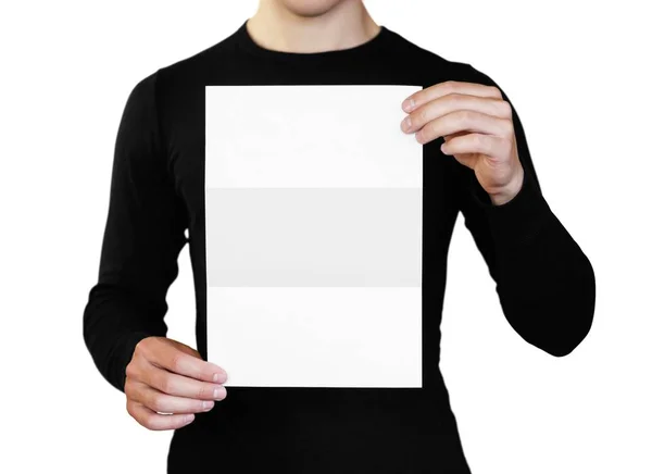 Un hombre sosteniendo una hoja blanca de papel. Llevando un folleto. Cerrar u —  Fotos de Stock