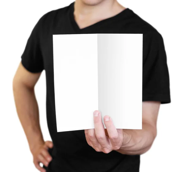 Чоловік тримає білий аркуш паперу. Тримає буклет. Закрити u — стокове фото