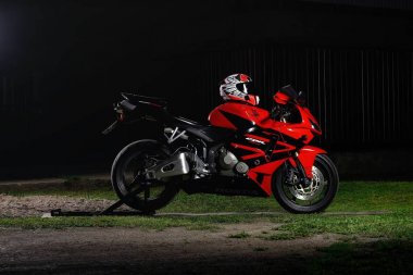 Krasnoyarsk, Rusya - 27 Mayıs 2019: Kırmızı ve siyah sportbike Hond