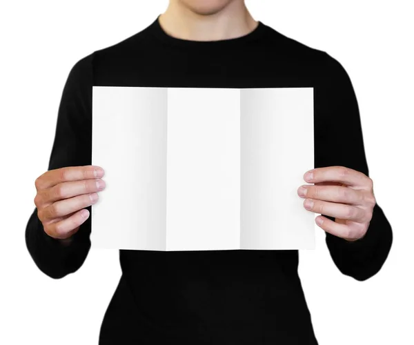 Un hombre sosteniendo una hoja blanca de papel. Llevando un folleto. Cerrar u — Foto de Stock