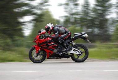 Krasnoyarsk, Rusya - 10 Temmuz 2019: Güzel motosikletçi