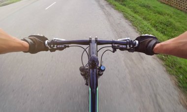 Bisiklete. İlk kişi bir dağ bisikleti sürüş. Eldivenli h