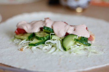 Shawarma'nın içindekiler. Et, salatalık, domates, lahana