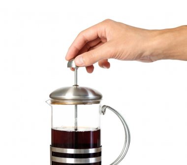 El demlenmiş siyah çay ile bir Fransız basın tutarak. Yakından kapatın. ıso