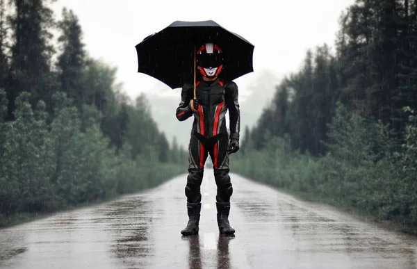 Yağmurda şemsiye ile tam vites ve kask motosikletçi. 