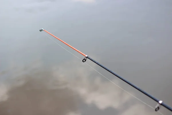 Fishing rod on the background of the river. Close up — Stock Photo, Image