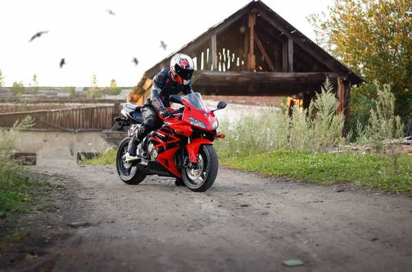 KRASNOYARSK, RUSIA - 21 de agosto de 2019: Hermosa motociclista en — Foto de Stock