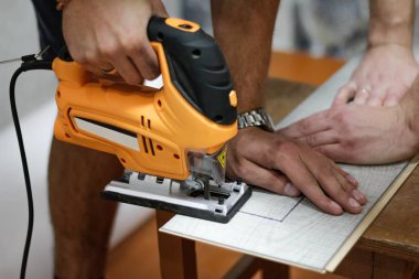 Sarı elektrikli yapboz testere laminat. Yakın çekim