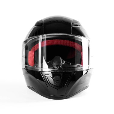 Siyah parlak motosiklet kaskı. Kapatın. Beyaz sırtında izole edilmiş