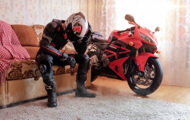 Krasnoyarsk, Rusya - 7 Ekim 2019: Güzel motosikletçi