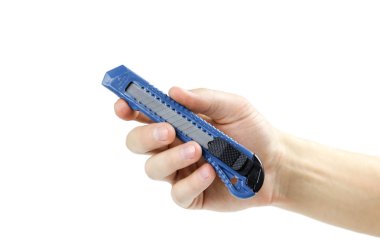 Elinde mavi bir kırtasiye bıçağı var. Kapatın. Whit 'te izole edilmiş